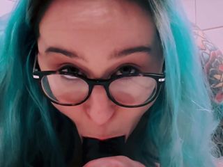 Elizabeth Hunny: Соло мастурбация волосатой киски в ванной