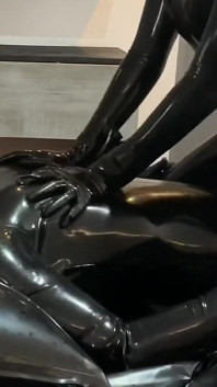 Unser erstes porno-video aller zeiten, teil 2 - alex latex