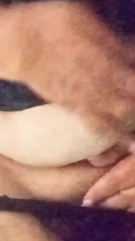 Una MILF matura manda accidentalmente un video al figliastro