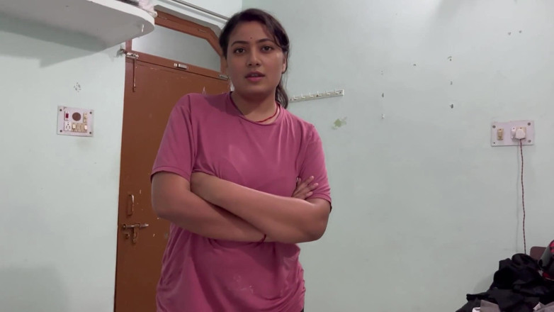 Hotty_ragini: Meine große stiefschwester war wütend auf mich, wir teilten bett,...