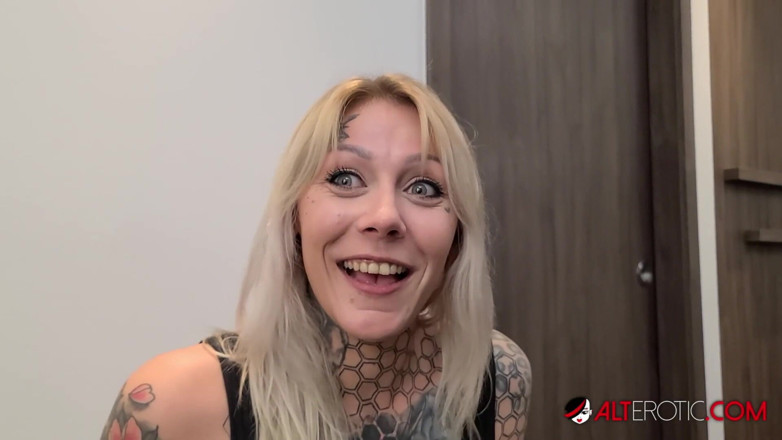 Alt Erotic: Nayomi Sharp sucks cock and swallows a load