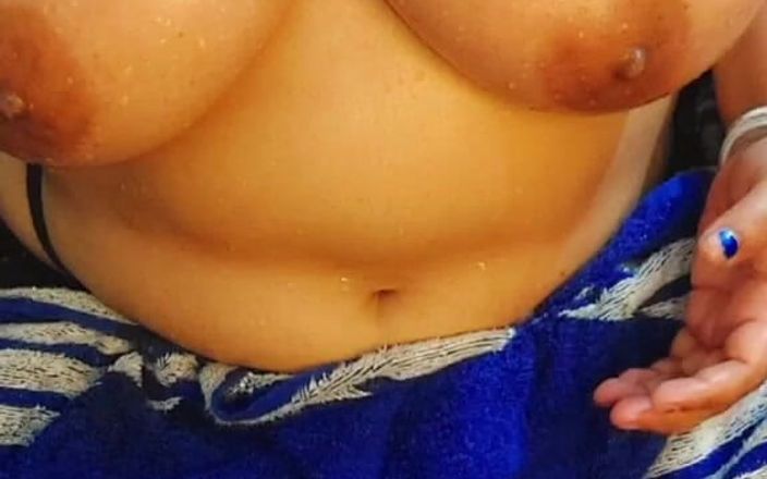 Adiba fan: アイスおっぱい揉む