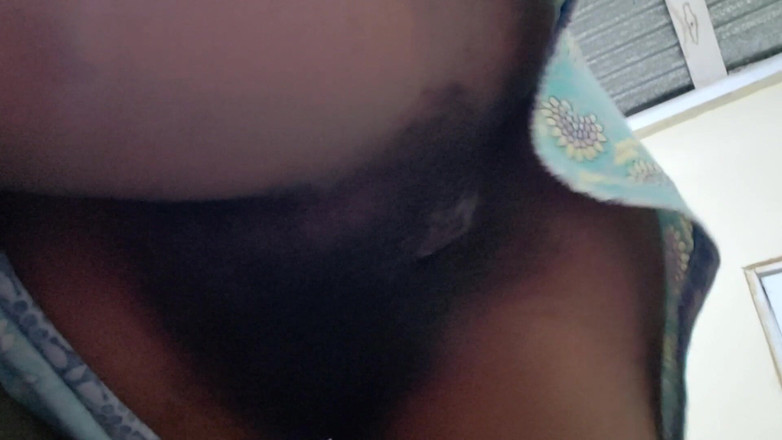 Lovemina: 그녀의 큰 보지와 자위를 보여주기 위해, 사랑스러운 계모는 그녀의 속옷을 두 번 제거합니다.