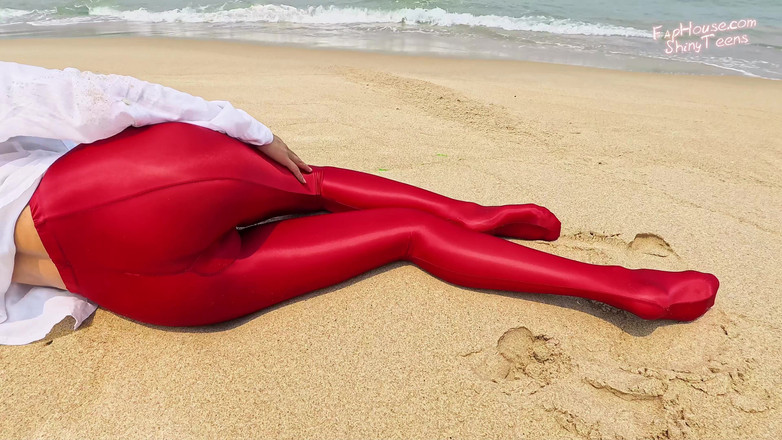Shiny teens: 897 Pantimedias de spandex rojo brillante en la playa