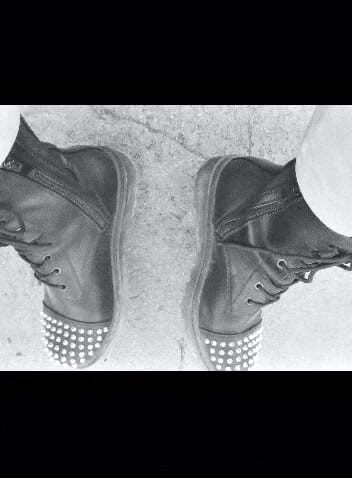 BBW nurse Vicki adventures with friends: Warthogs outfit Spike boot vs zábavné fotografie, které jsou nastaveny...