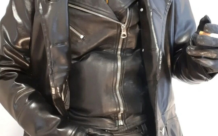 Marcusl12: 가죽으로 담배를 피우고 물 뿜는 걸 좋아해