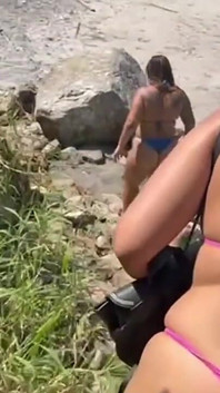 人気のないビーチのトレイルで、Tバックビキニ姿のホットなブルネットの女性たちが美味しい