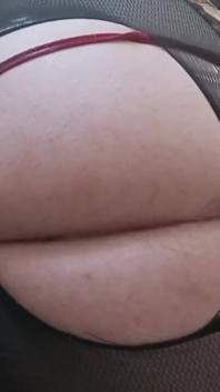 Estoy en el sofá usando mis bragas, me siento como una mujer y quiero tener una gran polla dentro de mí para correrse como una puta sucia