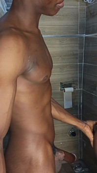 샤워하는 작은 창녀를 잡았어
