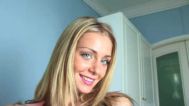 European fresh porn: Si blonde muda dalam stoking hitam menunjuk-nunjukkan tubuhnya yang ketat