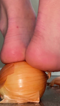 Schiaccia con il piede la cipolla 4k piedi video