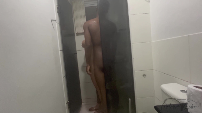MaikinhoLisboa: Elle Est Allée Prendre Une Douche Avec Moi Après Que...