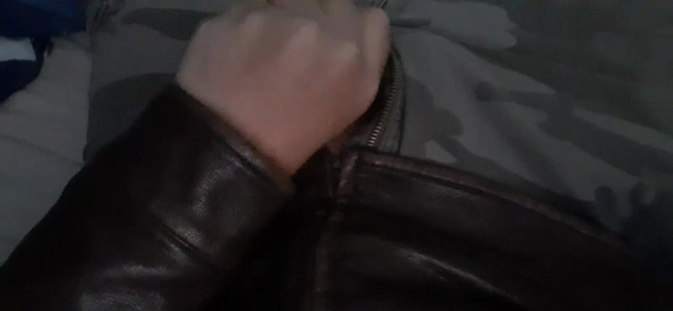 Rusty Sunnybrook: Biker menghisap pancutannya pada jaket kulitnya