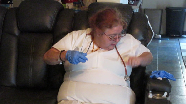 BBW nurse Vicki adventures with friends: Krankenschwester Vicki gibt Breanna ihre schuss in arsch und