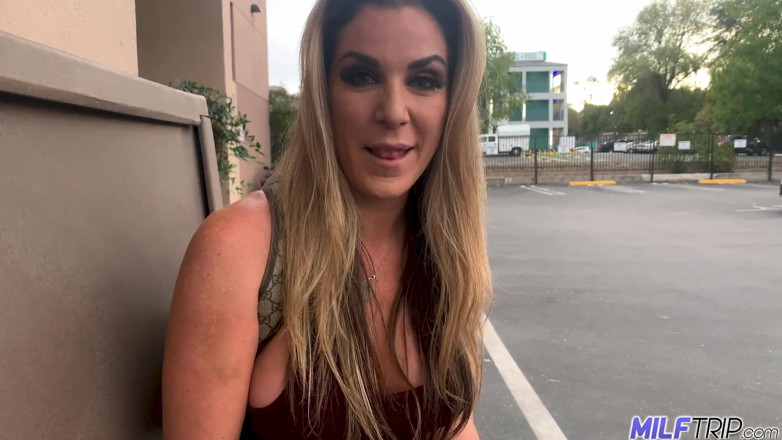 MILF Trip: สาวMILFเซ็กซี่ Kayla Paige ถอดผ้าแล้วเงี่ยนสุดๆ