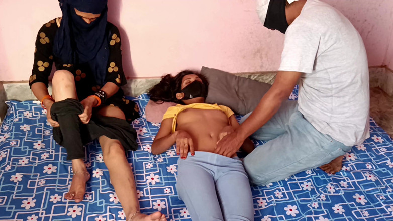 HousewifeGeeta: Bakire üçlü grup sekste evli üvey kız kardeşle sikiliyor