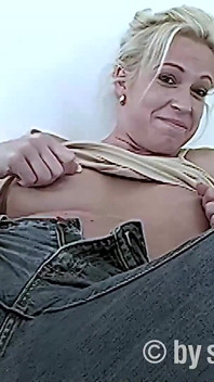 Une blonde mature aux seins naturels