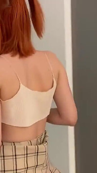 At kuyruklu kız külotsuz dairesini temizliyor!