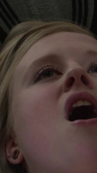 Blonďatá kočka saténové jiskry nastříkaná na obličej od Luke Hardy