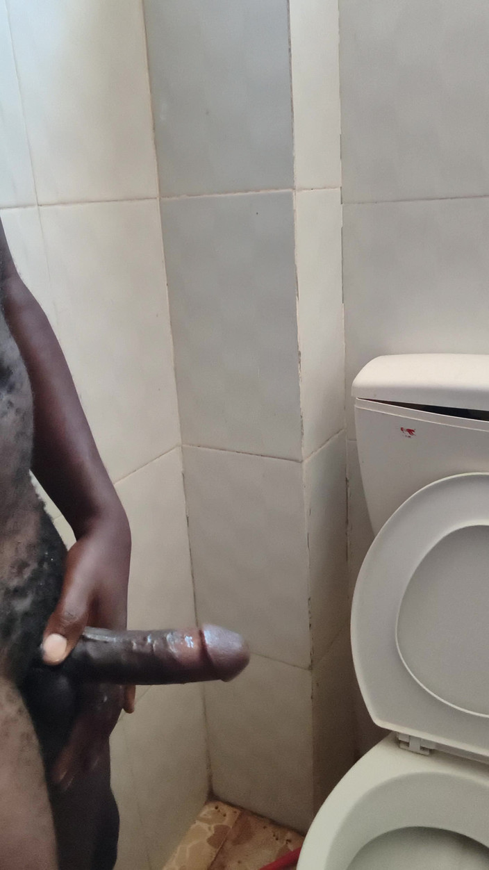 Kenyandick: Solo maduro macho masturbando seu pau preto no banheiro e...