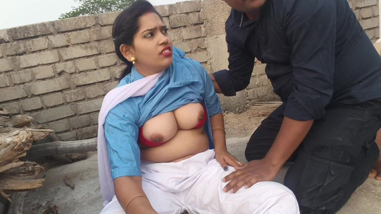 Sona bhabhi: 18-летняя девственница-студентка с большими сиськами давит ее сводным братом на улице девушки дези