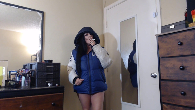 Abby Anna: Grande y hinchado abrigo de invierno fumando