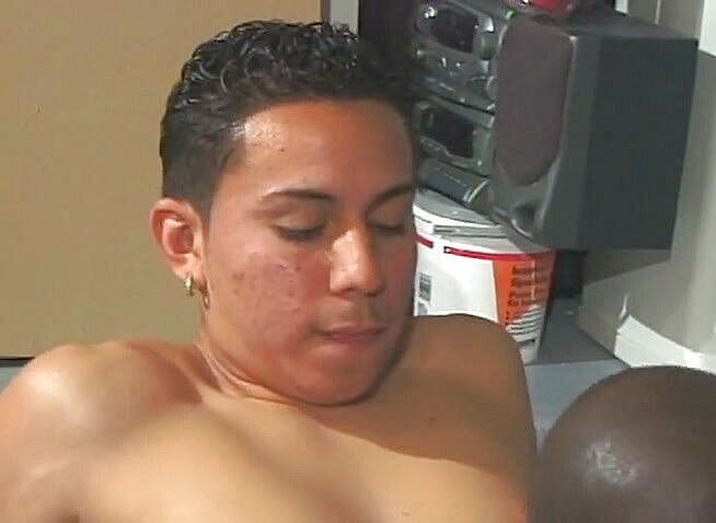 Bareback TV: Black Homo dikongkek pantatnya oleh twink miang