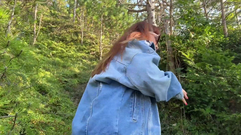 Yourfavecumslut: Thuissloper maakt een wandeling in het bos en wordt hard...
