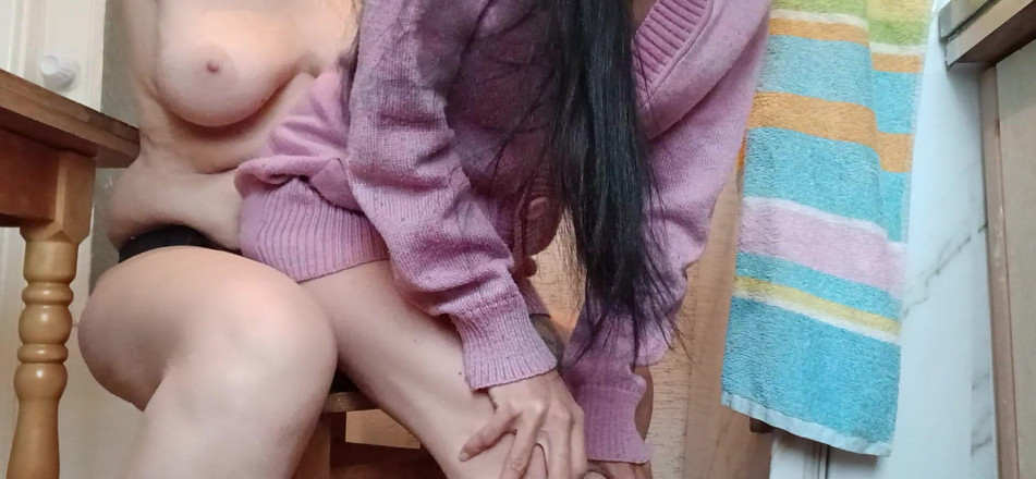 Lesbian-illusion: Seks lesbian buru-buru di dapur pakai strap-on