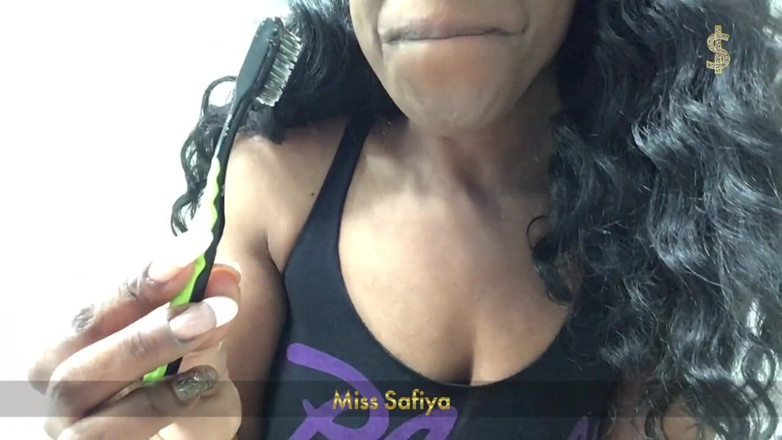 Miss-Safiya: ทาสน้ำลายแปรงสีฟัน