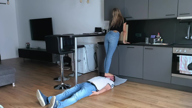 Goddess Lena: Trampling Barfuß