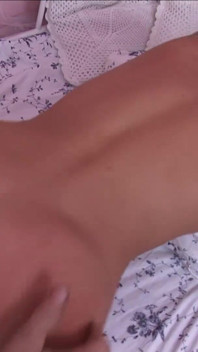 Una bella teen mora sa come soddisfare la verga del suo fidanzato