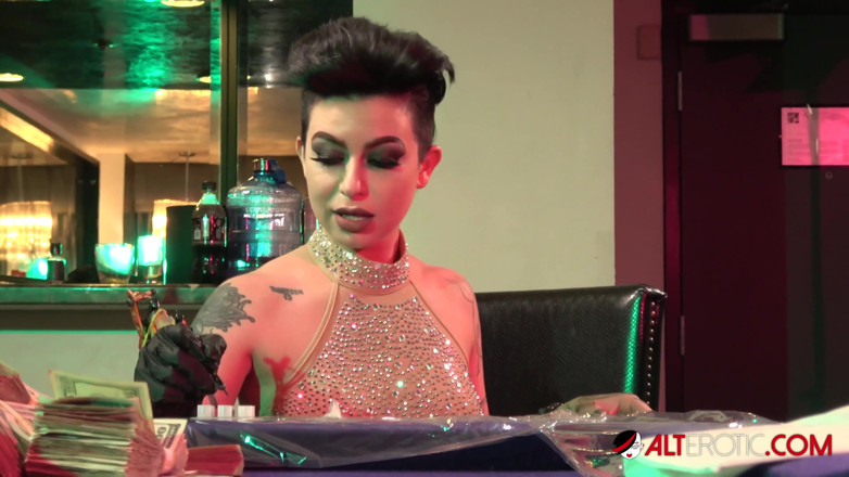 Alt Erotic: Adriana Lynn se tatua antes de foder Sascha
