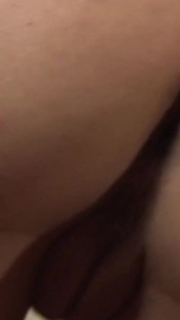 三人のレズビアンが興奮しすぎて、彼女にそのセックスおもちゃを試すのをやめた