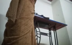 Makcik Telugu berkongkek dengan jiran lelaki tailor bercakap kotor tentang Telugu-fuckers