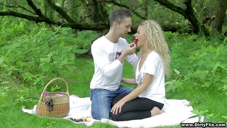 Moms Passions: Romantic fuck on a picnic blanket