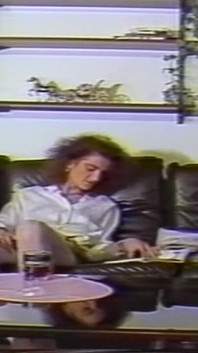 Bruneta matură retro este cu degetul și linsă până la orgasm pe canapea
