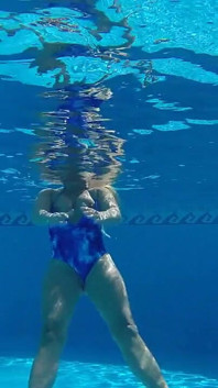Mit Neuem Badeanzug Im Pool