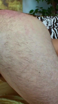 miluji, když můj mokrý zadek lízání a šukání touto krásnou hnědovlasou děvkou se straponem a dokonalými kozami