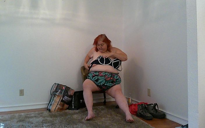 BBW nurse Vicki adventures with friends: Thử đồ bơi và binkinis