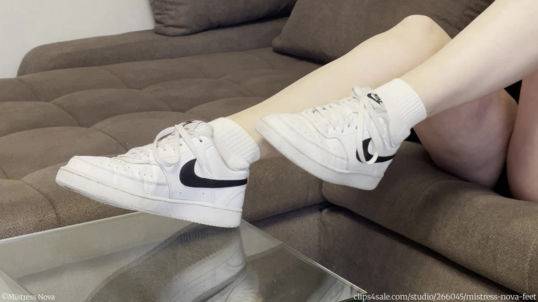 Mistress Nova Feet: Paní Nova - Škádlení bílých tenisek