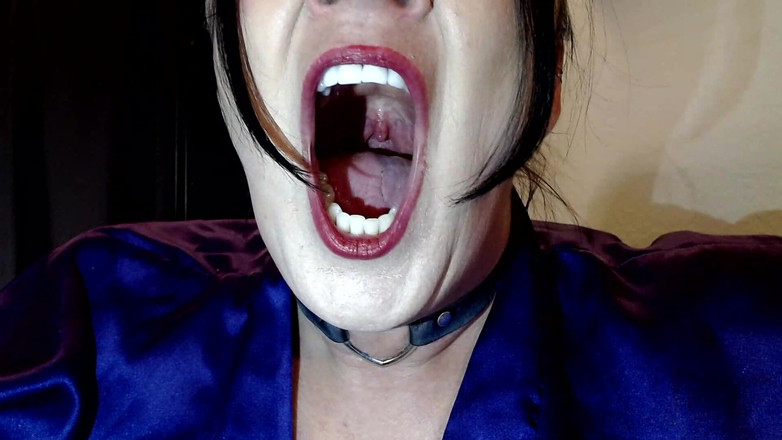 Abby Anna: Mamă sexy cu căscat în conversație