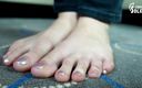 Czech Soles - foot fetish content: De glazen gevangenis van de reuzin voor haar kleine voetslaaf