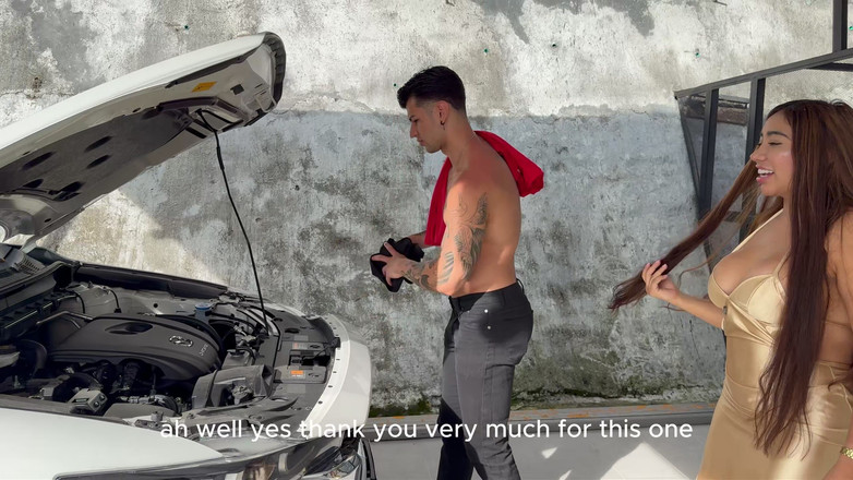 Zack whiter: Büyük memeli ateşli esmer ıslak amcığını büyük bir yarakla siktiriyor ve...