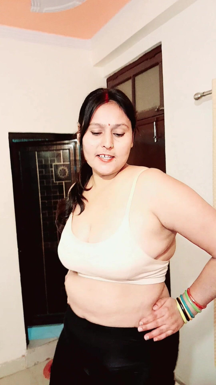 Puja555: देसी पत्नी पूजा भाभी नाच रही है