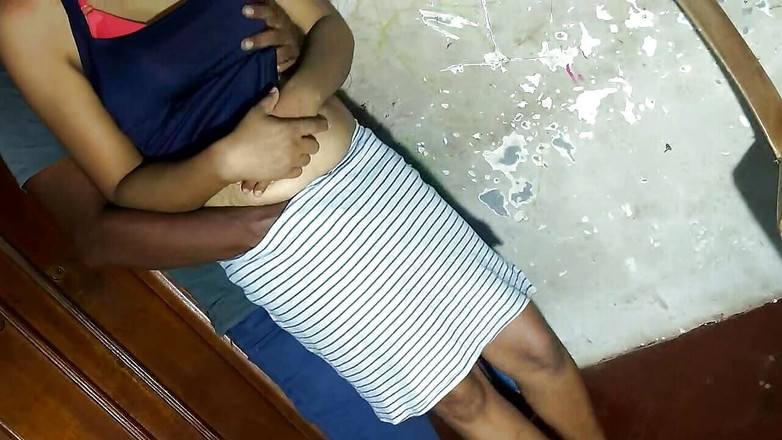 PinkyCouple: スリランカのカジュアルな関係の妻と彼女のステップの兄弟と彼が彼女を犯した間、彼は彼女の唇にキスをし、彼女のステップブロスを押しました