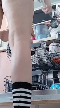 Figa pelosa della mora, grandi tette, donna pelosa sensuale in cucina. Sexy mamma, figa pelosa, culo grosso