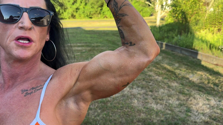 Kandylegsxxx: Muscle MILFs Cum Command JOI