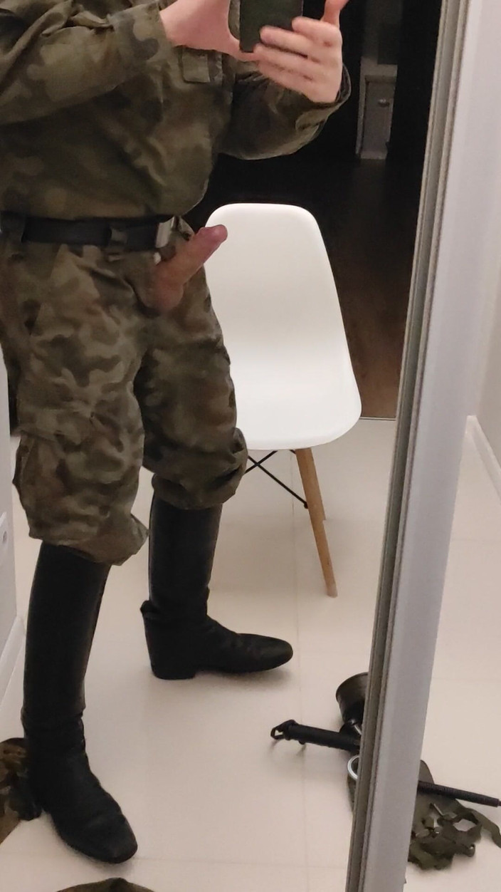 Gayfucker25: Voják si honí v botách vojenských důstojníků