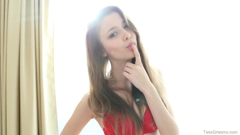 Teen Dreams: Mila azul lagi asik muasin memeknya pakai permen